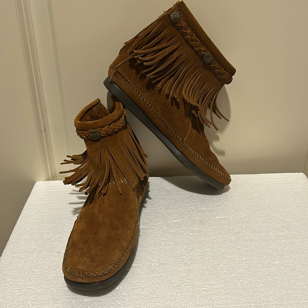 Minnetonka bejeweled suede ankle high Top Zip up moccasin shoes Boots size 6.5